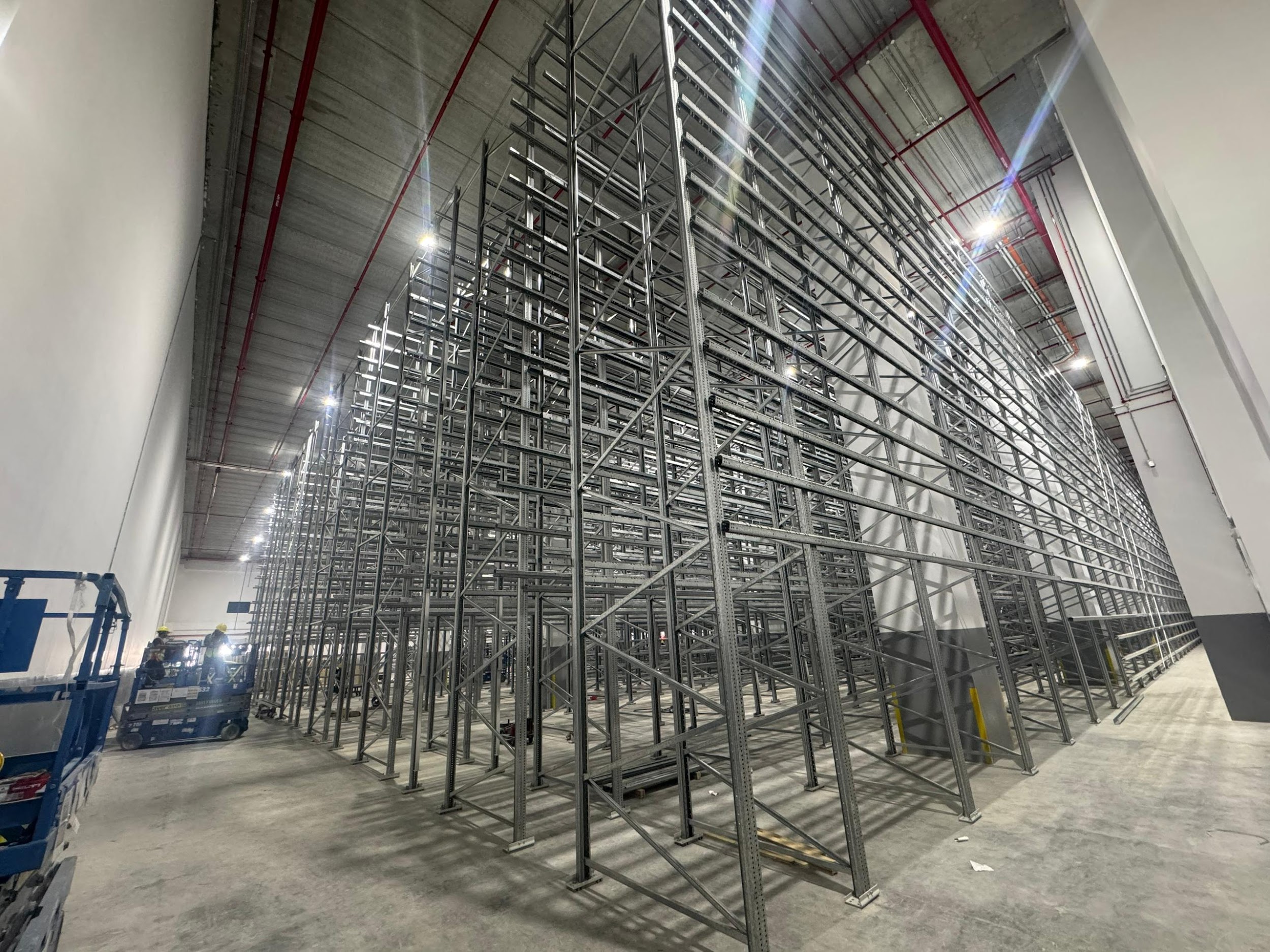 Multishuttle installation structure in a warehouse